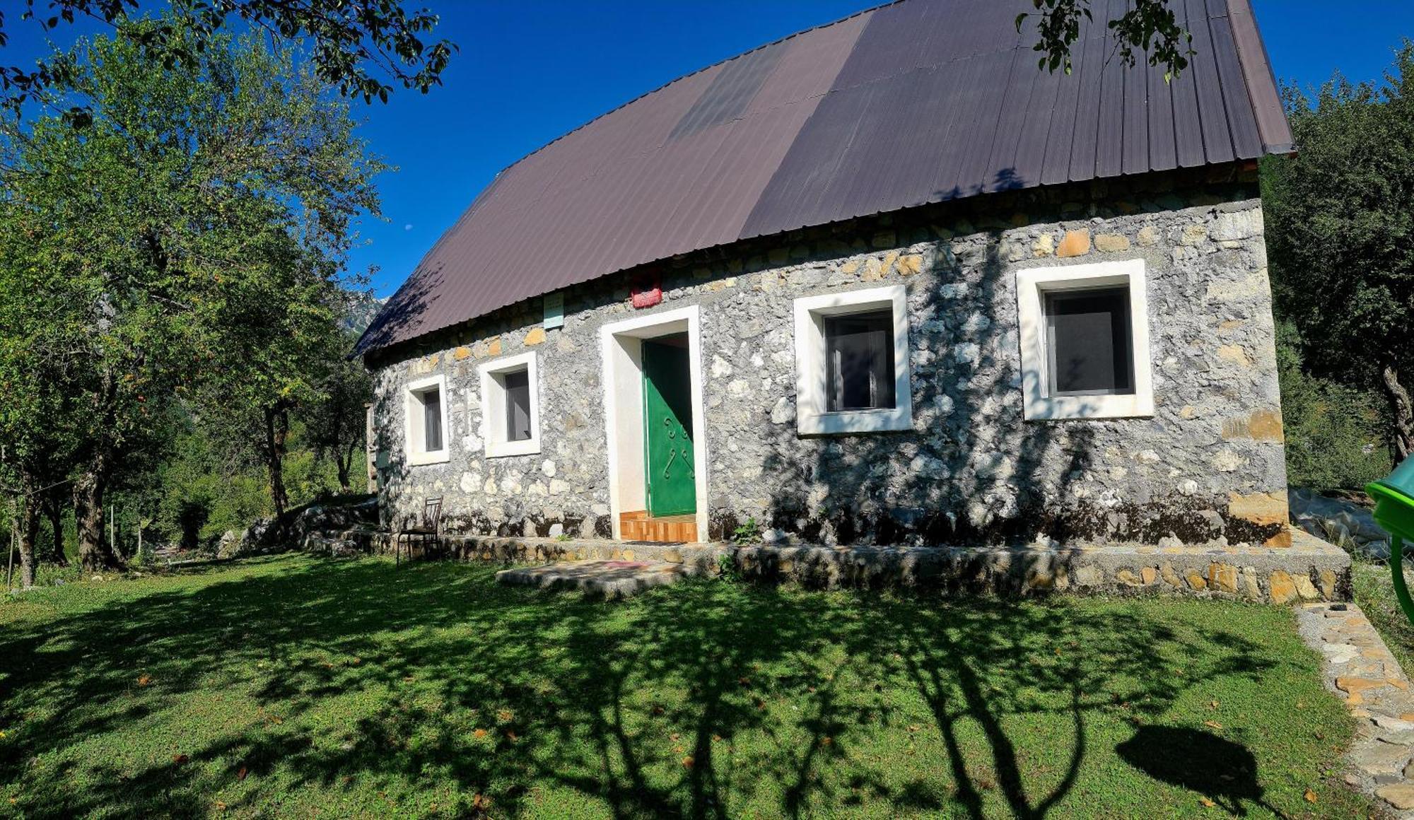Guest House Emanueli Tropoje Ngoại thất bức ảnh