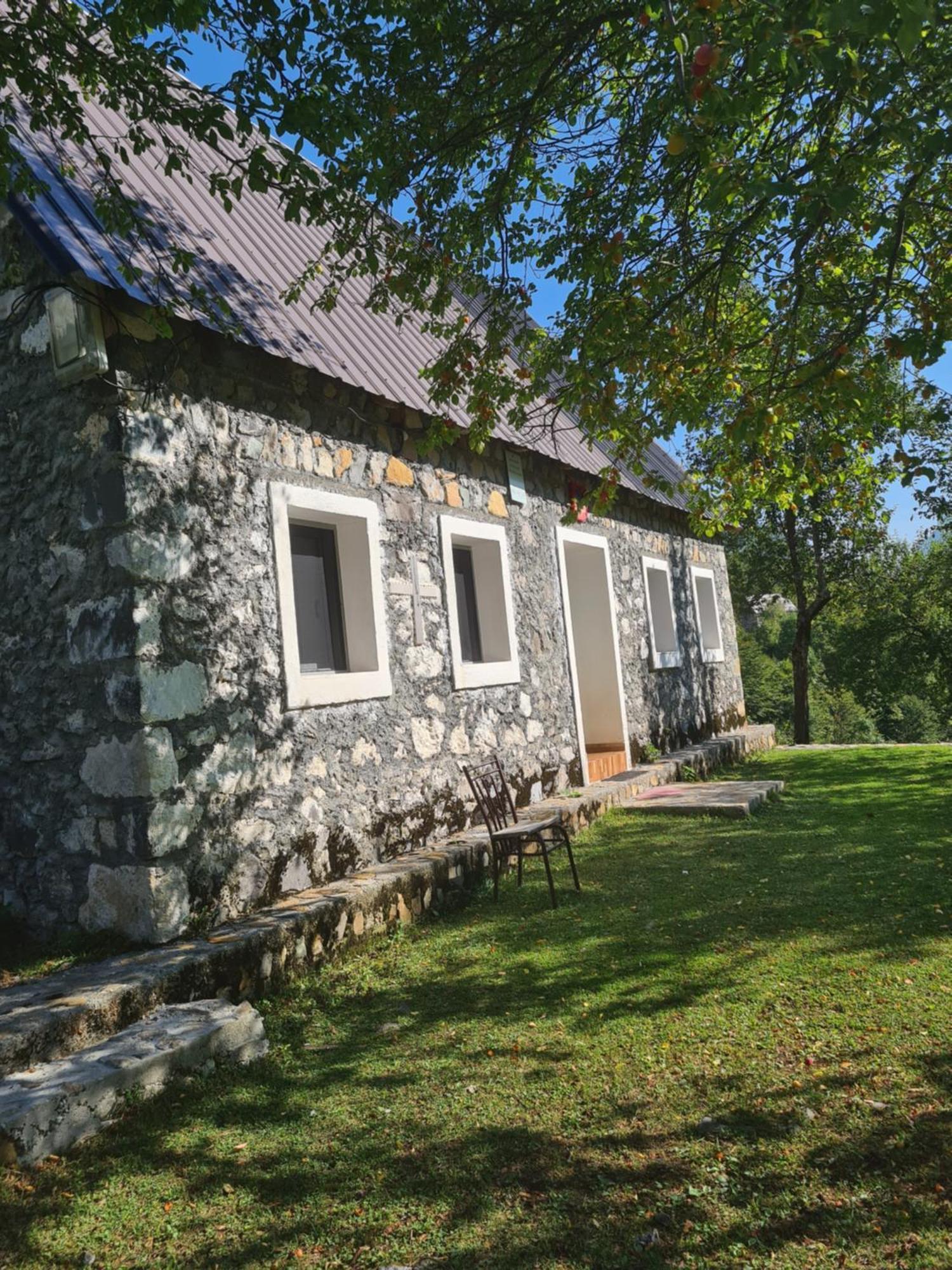 Guest House Emanueli Tropoje Ngoại thất bức ảnh